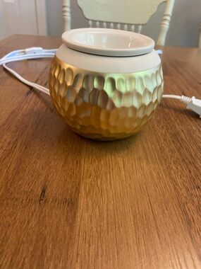 Scentsy Gold and White Textured Electric Warmer